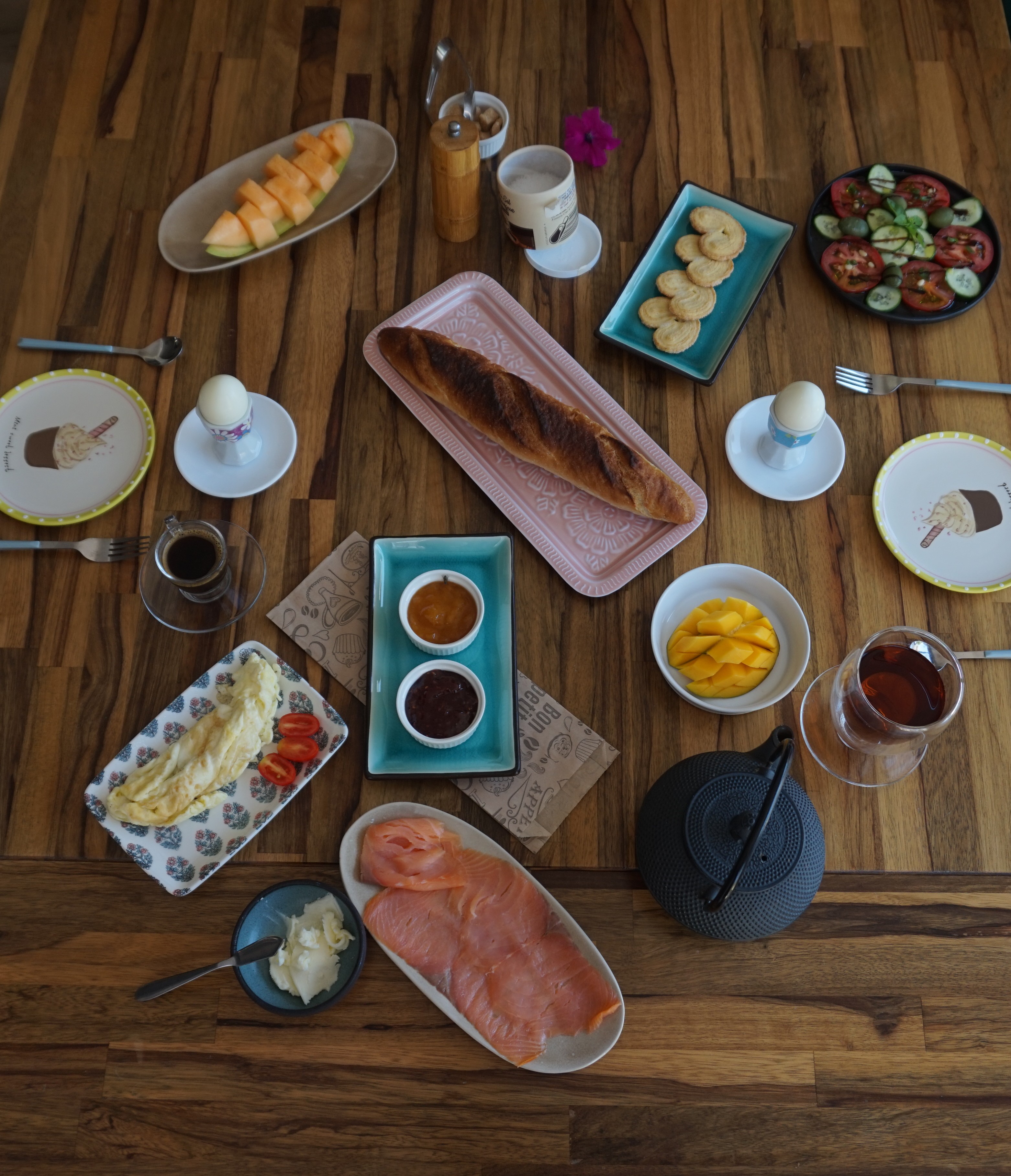 Petit-déjeuner kasher : pains, confitures, omelette, saumon, gâteaux